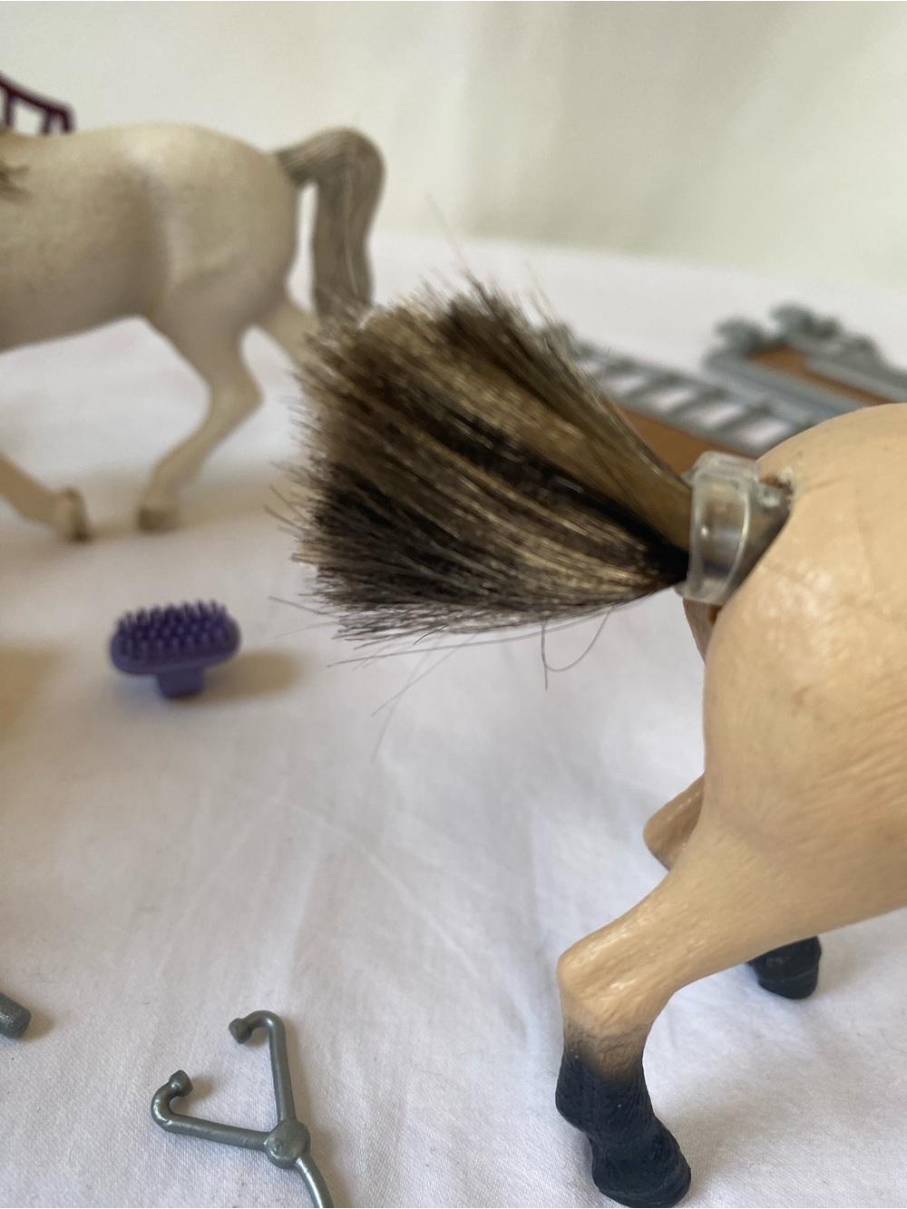 Schleich Set of 3 Horse Figures Plus Jump Bar Pen Grooming Accessories - Picture 9 of 13
